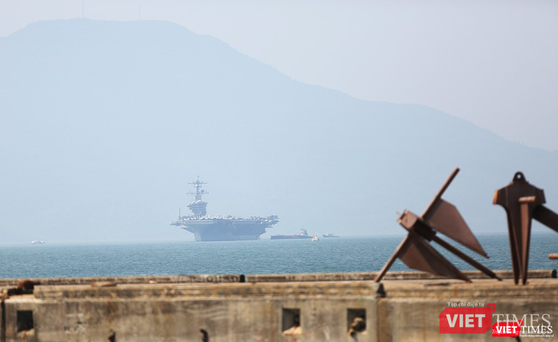Siêu hàng không mẫu hạm USS Carl Vinson (CVN 70) trên vịnh Đà Nẵng