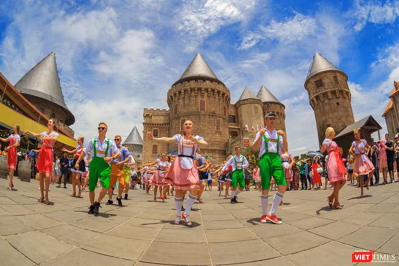 Sun World Ba Na Hills vừa thông tin giảm giá vé cáp treo vui chơi tại Khu du lịch Sun World Ba Na Hills ở mức 200.000 đồng/ người lớn và 150.000 đồng/ trẻ em nhân Kỷ niệm 43 năm ngày giải phóng Đà Nẵng 29/3/1975-29/3/2018.