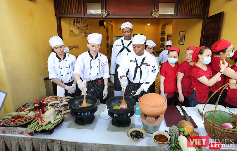 Thủy thủ tàu sân bay USS Carl Vinson mê... bánh xèo Việt Nam ảnh 23