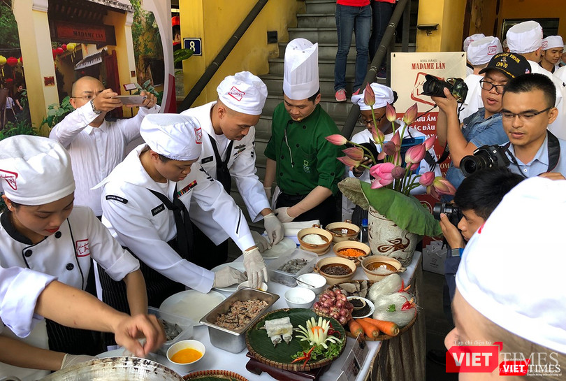 Thủy thủ tàu sân bay USS Carl Vinson mê... bánh xèo Việt Nam ảnh 18