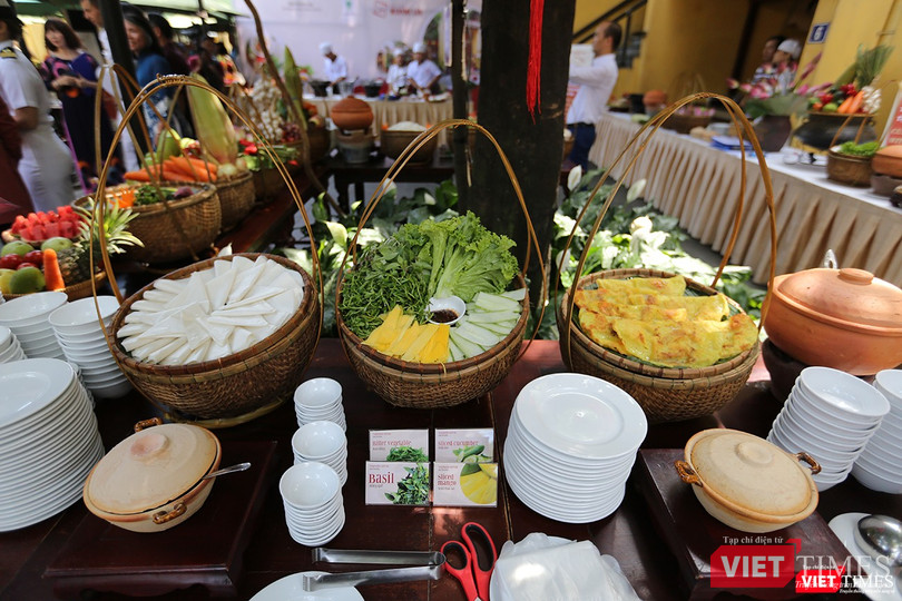 Thủy thủ tàu sân bay USS Carl Vinson mê... bánh xèo Việt Nam ảnh 5