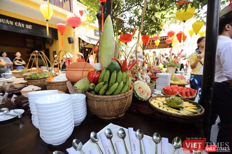 Thủy thủ tàu sân bay USS Carl Vinson mê... bánh xèo Việt Nam ảnh 6