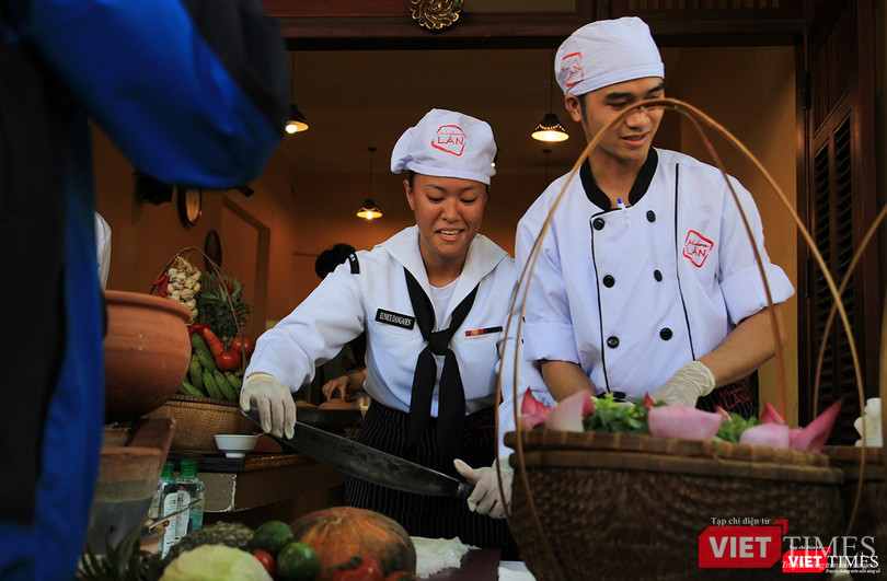 Thủy thủ tàu sân bay USS Carl Vinson mê... bánh xèo Việt Nam ảnh 21