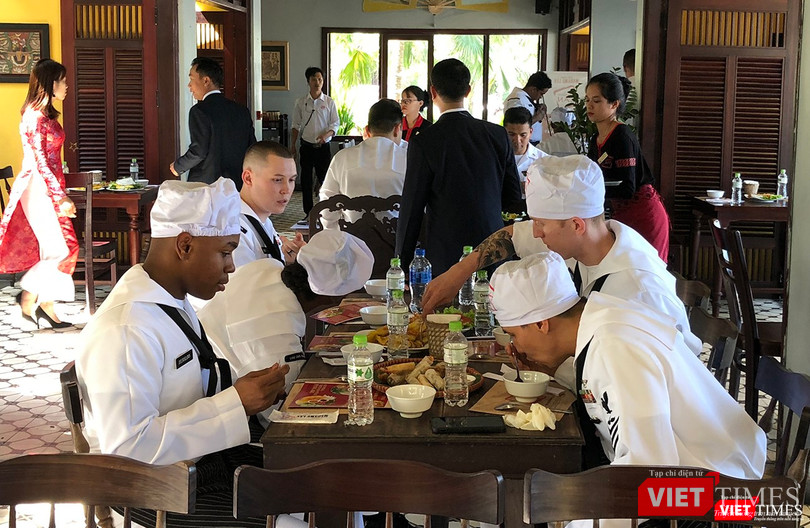 Thủy thủ tàu sân bay USS Carl Vinson mê... bánh xèo Việt Nam ảnh 28