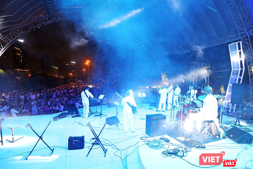 Biểu diễn ca nhạc tại công viên Biển Đông và công viên bờ đông cầu Rồng