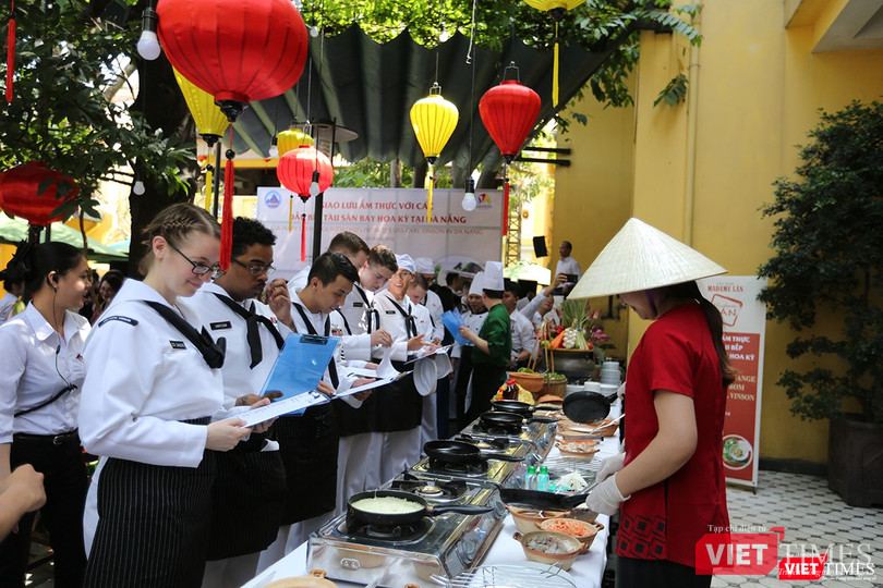 Thủy thủ tàu sân bay Mỹ trải nghiệm với món bánh xèo