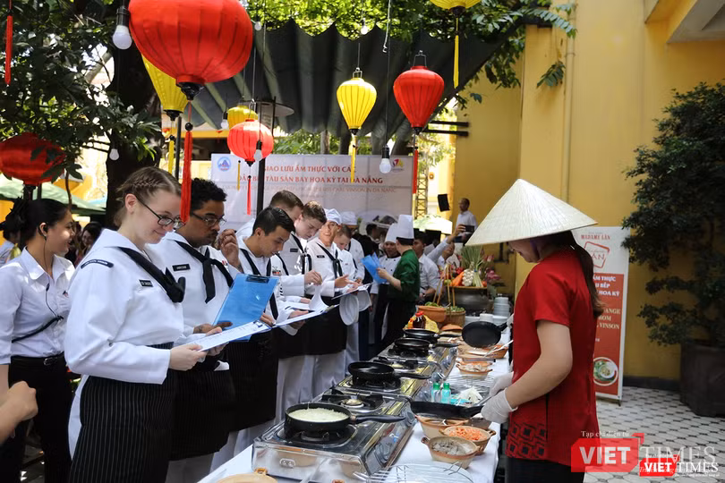 Thủy thủ tàu sân bay Mỹ trải nghiệm với món bánh xèo