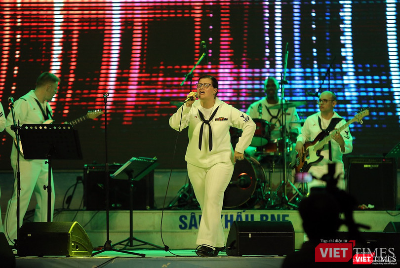 Thủy thủ Hạm đội 7 Mỹ hát vang “Nối vòng tay lớn“ ảnh 12