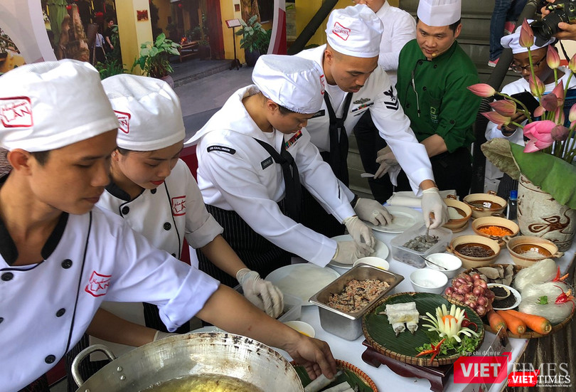 Thủy thủ tàu sân bay USS Carl Vinson mê... bánh xèo Việt Nam ảnh 19