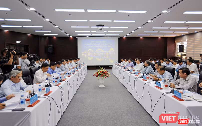 Chiều ngày 2/3, lãnh đạo TP Đà Nẵng đã có buổi làm việc với đoàn công tác của Bộ GTVT về các vấn đề liên quan đến các dự án của ngành GTVT trên địa bàn TP