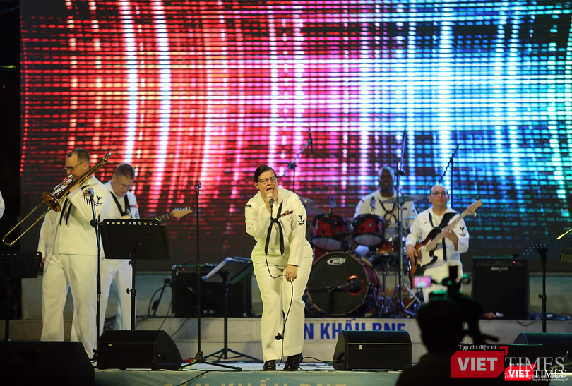 Thủy thủ Hạm đội 7 Mỹ hát vang “Nối vòng tay lớn“ ảnh 11