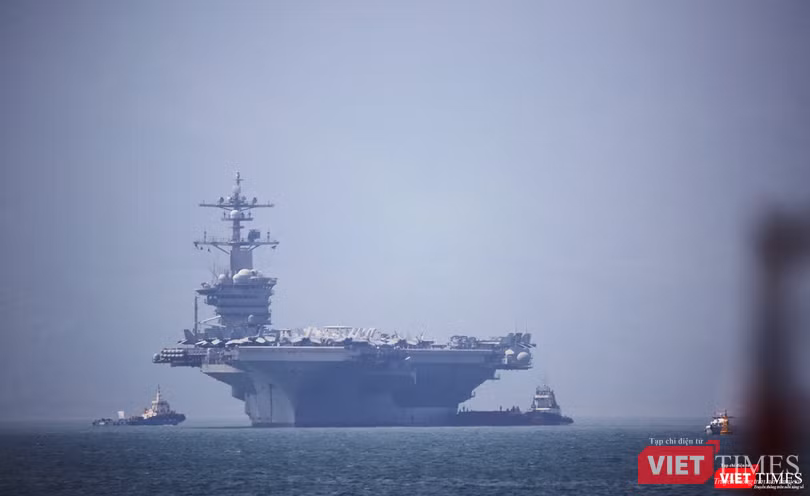 Cận cảnh siêu tàu sân bay Mỹ USS Carl Vinson đang neo đậu Tiên Sa ảnh 3