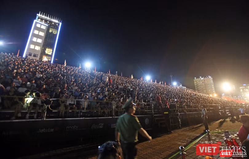 DIFF 2017 thu hút sự quan tâm của khán giả, du khách với 6 khán đài quy mô 22.000 người luôn kín chỗ