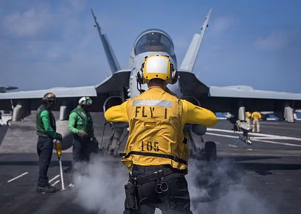 Những hình ảnh đầu tiên của tàu sân bay Mỹ Carl Vinson tại Đà Nẵng ảnh 13
