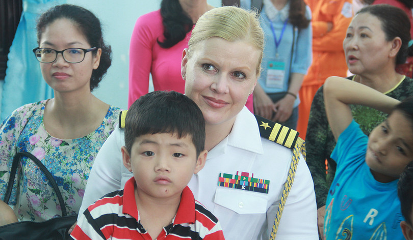 Thủy thủ tàu sân bay Mỹ múa hát cùng trẻ em Làng trẻ SOS ảnh 6