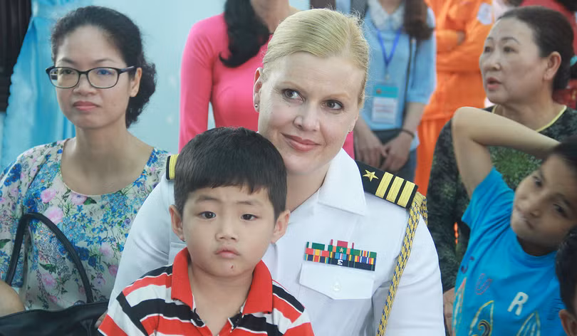 Thủy thủ tàu sân bay Mỹ múa hát cùng trẻ em Làng trẻ SOS ảnh 6