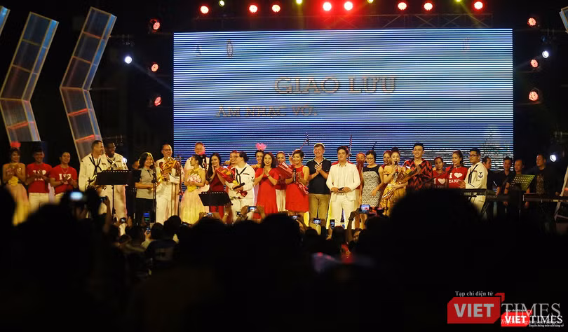 Toàn cảnh chuyến thăm lịch sử của đội tàu sân bay USS Carl Vinson ở Đà Nẵng ảnh 45