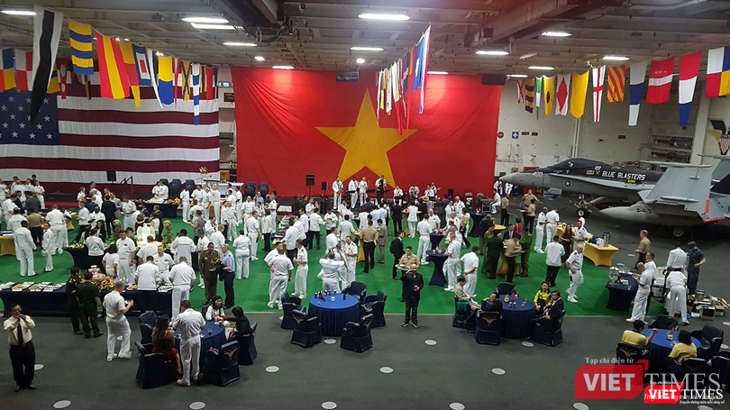 Tiệc chiêu đãi nhân chuyến thăm của đội tàu đến Đà Nẵng được tổ chức trên mẫu hạm