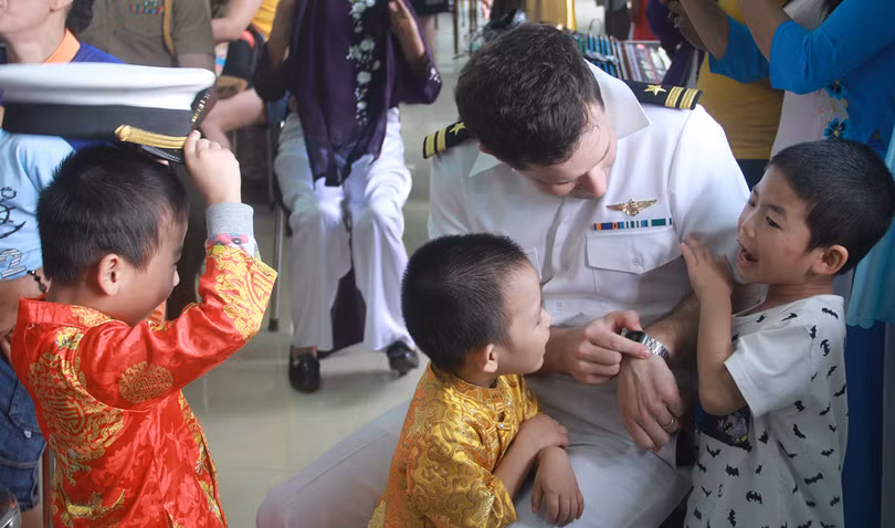 Thủy thủ tàu sân bay Mỹ múa hát cùng trẻ em Làng trẻ SOS ảnh 9