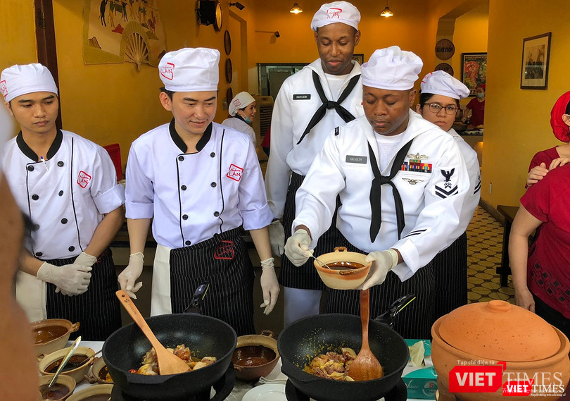 Thủy thủ tàu sân bay USS Carl Vinson mê... bánh xèo Việt Nam ảnh 25