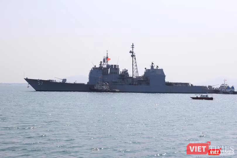 Sức mạnh của tuần dương hạm hộ tống siêu hàng không mẫu hạm đến Đà Nẵng ảnh 1
