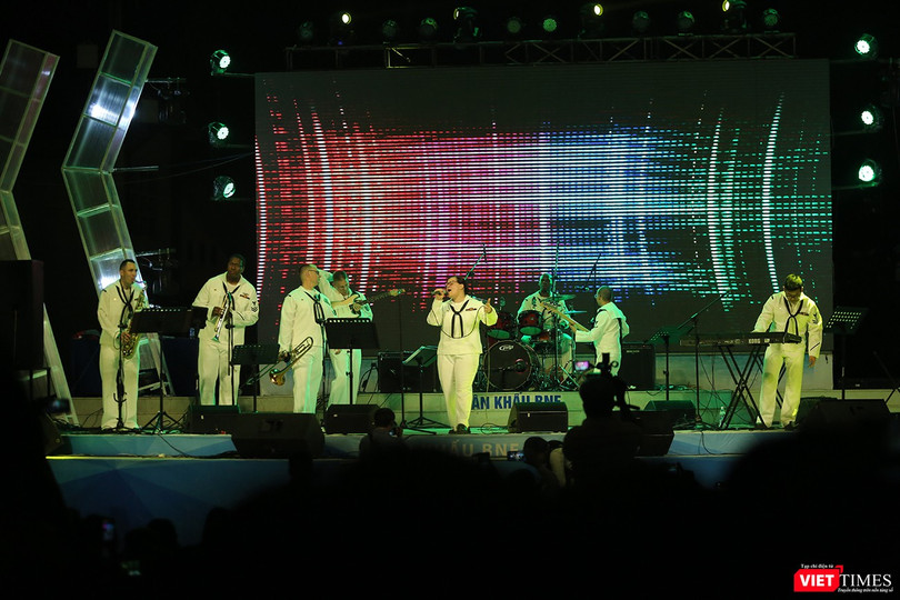 Binh sĩ Mỹ hát "Nối vòng tay lớn" trên công viên Biển Đông