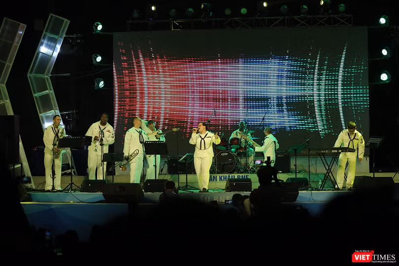 Binh sĩ Mỹ hát "Nối vòng tay lớn" trên công viên Biển Đông