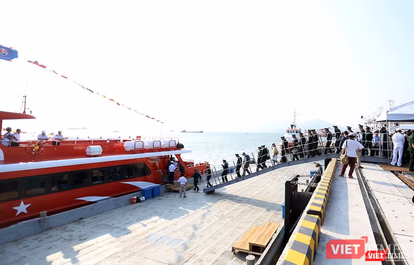 Các chuyến tham quan tàu siêu mẫu hạm nhanh chóng được thiết lập