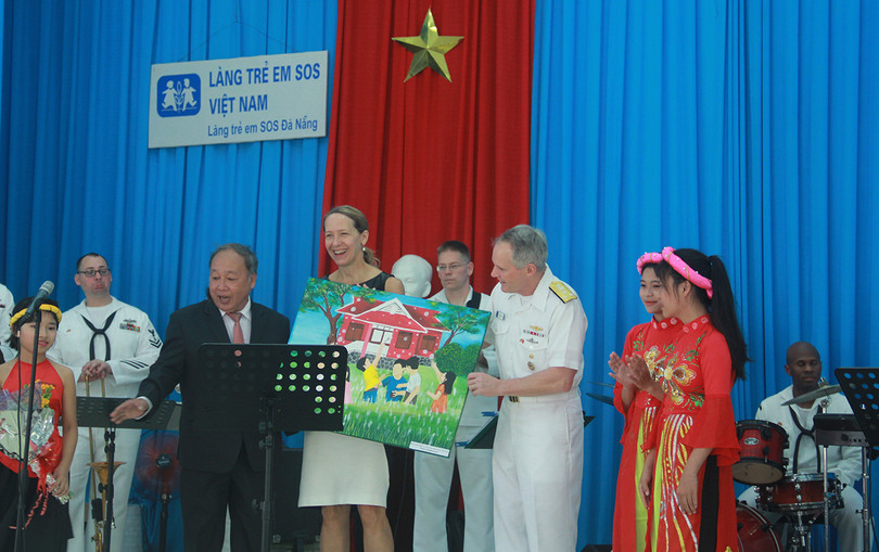 Thủy thủ tàu sân bay Mỹ múa hát cùng trẻ em Làng trẻ SOS ảnh 11