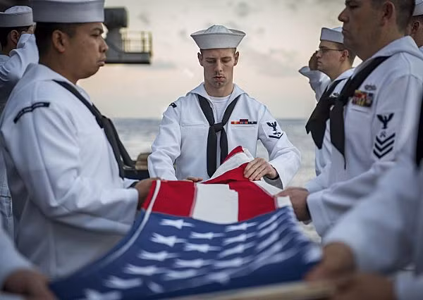 Những hình ảnh đầu tiên của tàu sân bay Mỹ Carl Vinson tại Đà Nẵng ảnh 19