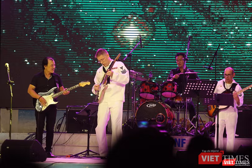 Thủy thủ Hạm đội 7 Mỹ hát vang “Nối vòng tay lớn“ ảnh 7