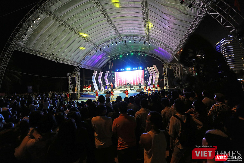 Thủy thủ Hạm đội 7 Mỹ hát vang “Nối vòng tay lớn“ ảnh 1