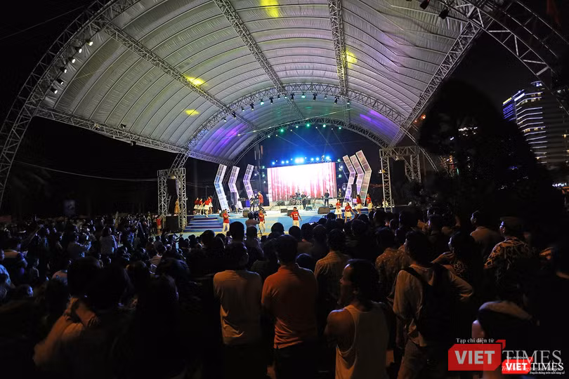 Thủy thủ Hạm đội 7 Mỹ hát vang “Nối vòng tay lớn“ ảnh 1