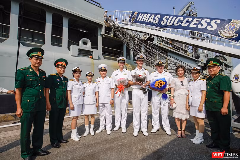 Sáng 19/4, đội tàu Hải quân Hoàng gia Australia gồm: HMAS ANZAC, HMAS TOOWOOMBA và HMAS SUCCESS đã cập cảng TP HCM, chính thức chuyến thăm hữu nghị 4 ngày.
