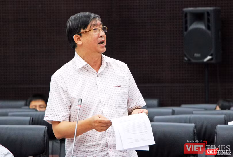 Ông Bùi Văn Tiếng, Chủ tịch Hội Khoa học lịch sử TP Đà Nẵng đã phản biện gay gắt về tính khả thi cũng như những nguy cơ tác động lâu dài đến tự nhiên và an ninh quốc phòng khi triển khai dự án lấp vịnh Đà Nẵng xây đảo nhân tạo.