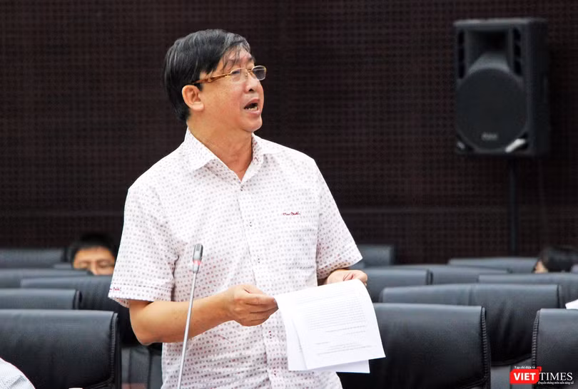 Ông Bùi Văn Tiếng, Chủ tịch Hội Khoa học lịch sử TP Đà Nẵng đã phản biện gay gắt về tính khả thi cũng như những nguy cơ tác động lâu dài đến tự nhiên và an ninh quốc phòng khi triển khai dự án lấp vịnh Đà Nẵng xây đảo nhân tạo.