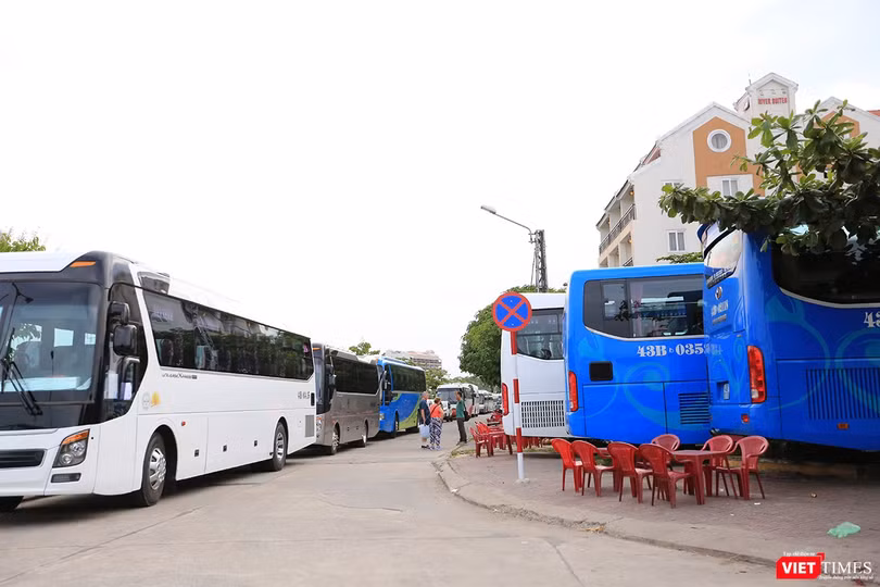 Giao thông Hội An đang quá tải trầm trọng khi lượng xe khách loại 50 chỗ đổ về quá nhiều