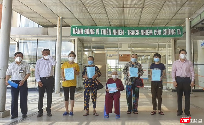 Bệnh nhân 592 (ngồi) cùng các bệnh nhân mắc COVID-19 được công bố khỏi bệnh và cho xuất viện về nhà
