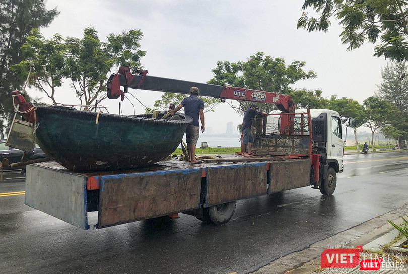 Người dân Đà Nẵng di dời tàu thuyền lên bờ để tránh bão