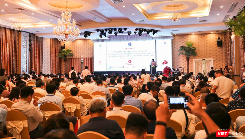 Hội nghị “Đẩy mạnh triển khai bệnh án điện tử hướng tới bệnh viện không sử dụng bệnh án giấy và không sử dụng tiền mặt thanh toán viện phí” do Bộ Y tế tổ chức diễn ra sáng 23/7 tại Đà Nẵng.