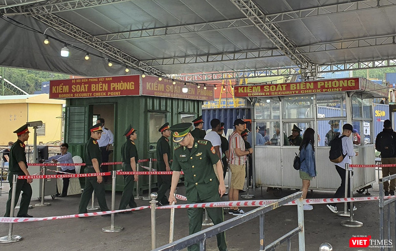 Bộ đội biên phòng đang làm thủ tục nhập cảnh, xuống bờ cho thuyền viên nước ngoài
