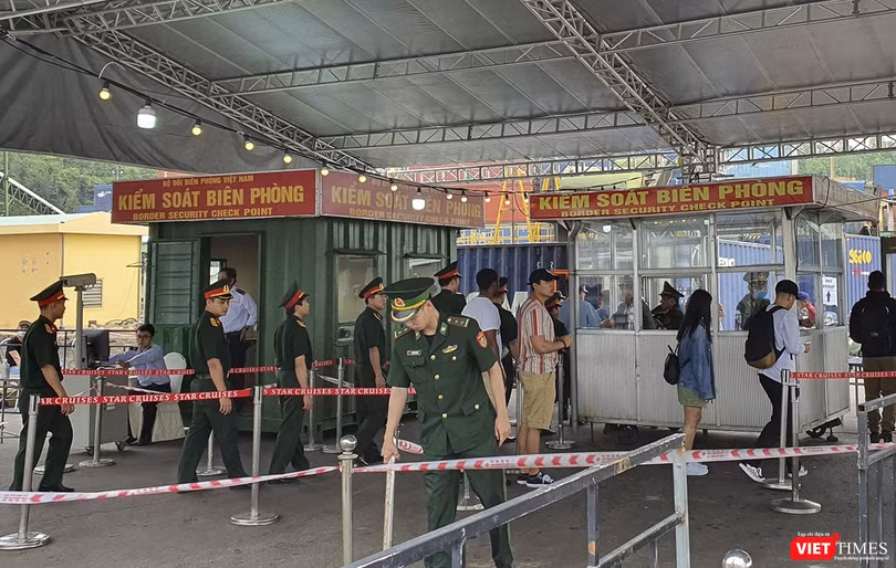 Bộ đội biên phòng đang làm thủ tục nhập cảnh, xuống bờ cho thuyền viên nước ngoài