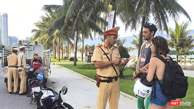 Lực lượng cảnh sát giao thông đang làm nhiệm vụ