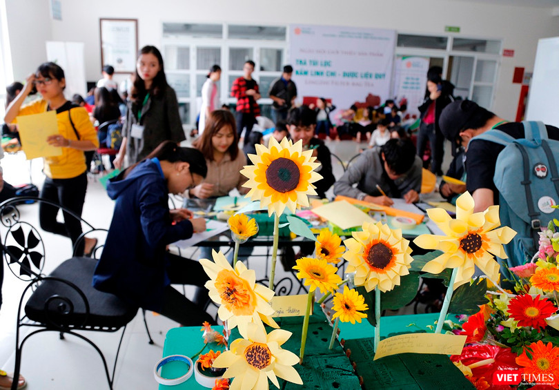 Sinh viên Đà Nẵng hưởng ứng chiến dịch “Tôi đồng hành, bạn đồng hành” góp hoa gửi về ngày hội Hoa hướng dương lần 10 bằng việc làm 1.000 đóa hướng dương hướng về bệnh nhi ung thư.