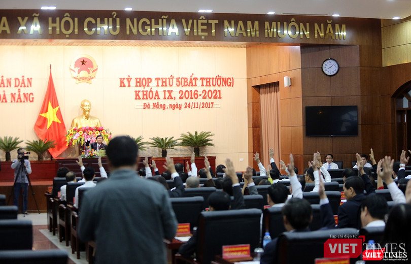 Các đại biểu HĐND biểu quyết thông qua Tờ trình bãi nhiệm chức danh CHủ tich