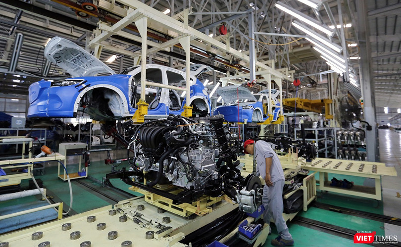 Công nhân làm việc tại nhà máy ô tô THACO