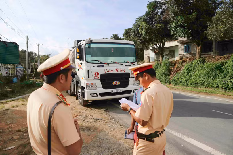 Lực lượng CSGT tỉnh Lâm Đồng kiểm tra hành chính đối với xe tải chở ALumin kết quả cho thấy tải trọng lên đến