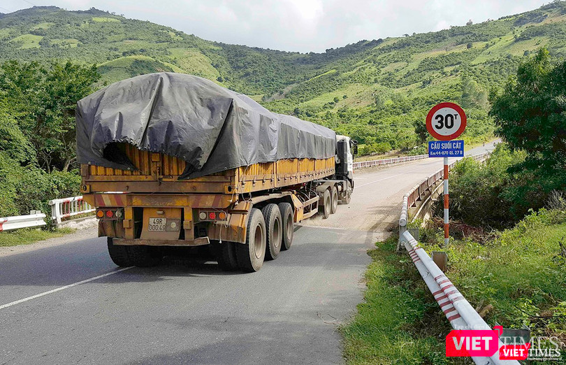 Cận cảnh những “siêu xe Bô xít” đang băm nát QL 27B ảnh 9