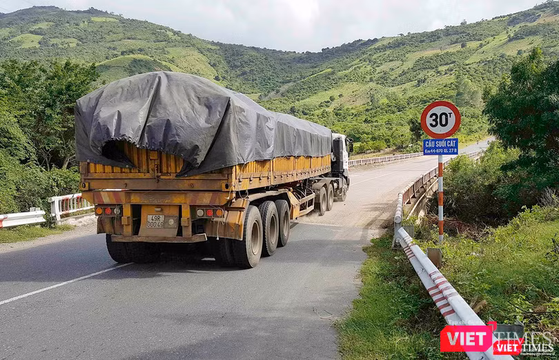 Cận cảnh những “siêu xe Bô xít” đang băm nát QL 27B ảnh 9