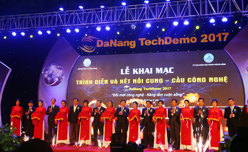 Tối 22/11, tại Cung thể thao Tiên Sơn (Đà Nẵng), Bộ Khoa học và Công nghệ và UBND TP Đà Nẵng đã chính thức Khai mạc Sự kiện “Ứng dụng, chuyển giao và đổi mới công nghệ năm 2017”. Ảnh CTV